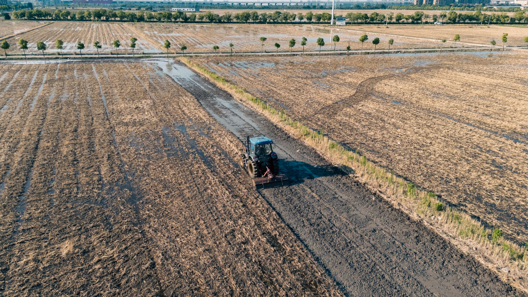 Vista aérea de trator trabalhando no campo