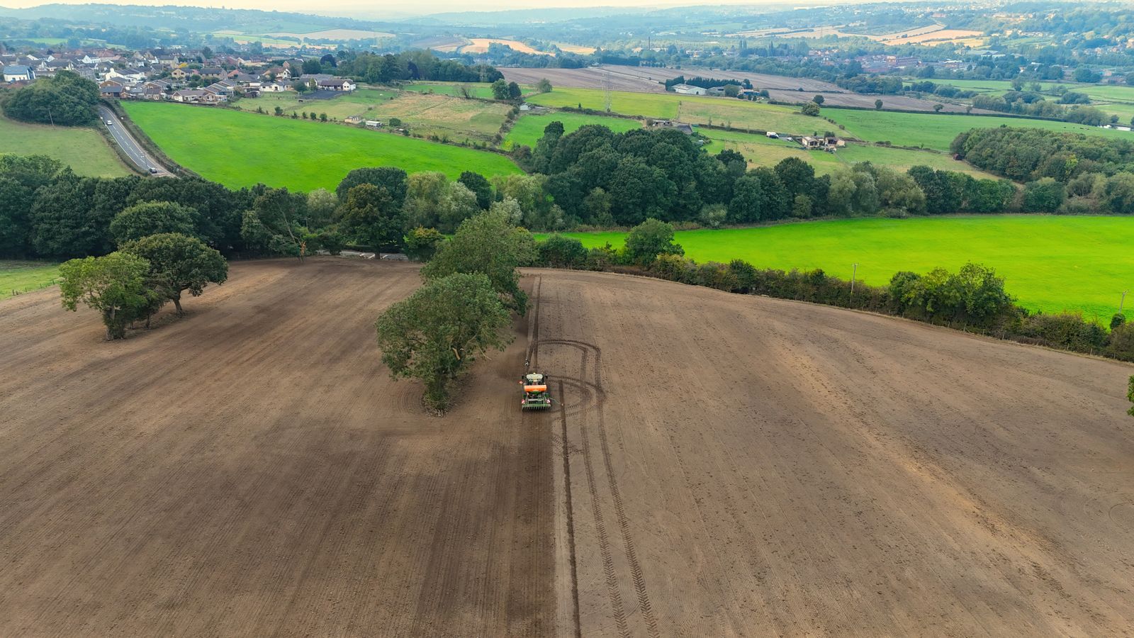 Área agrícola com trator em operação